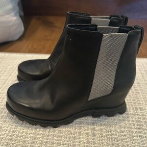 Sorel Stylish Black and Gray Women's Platform Boots